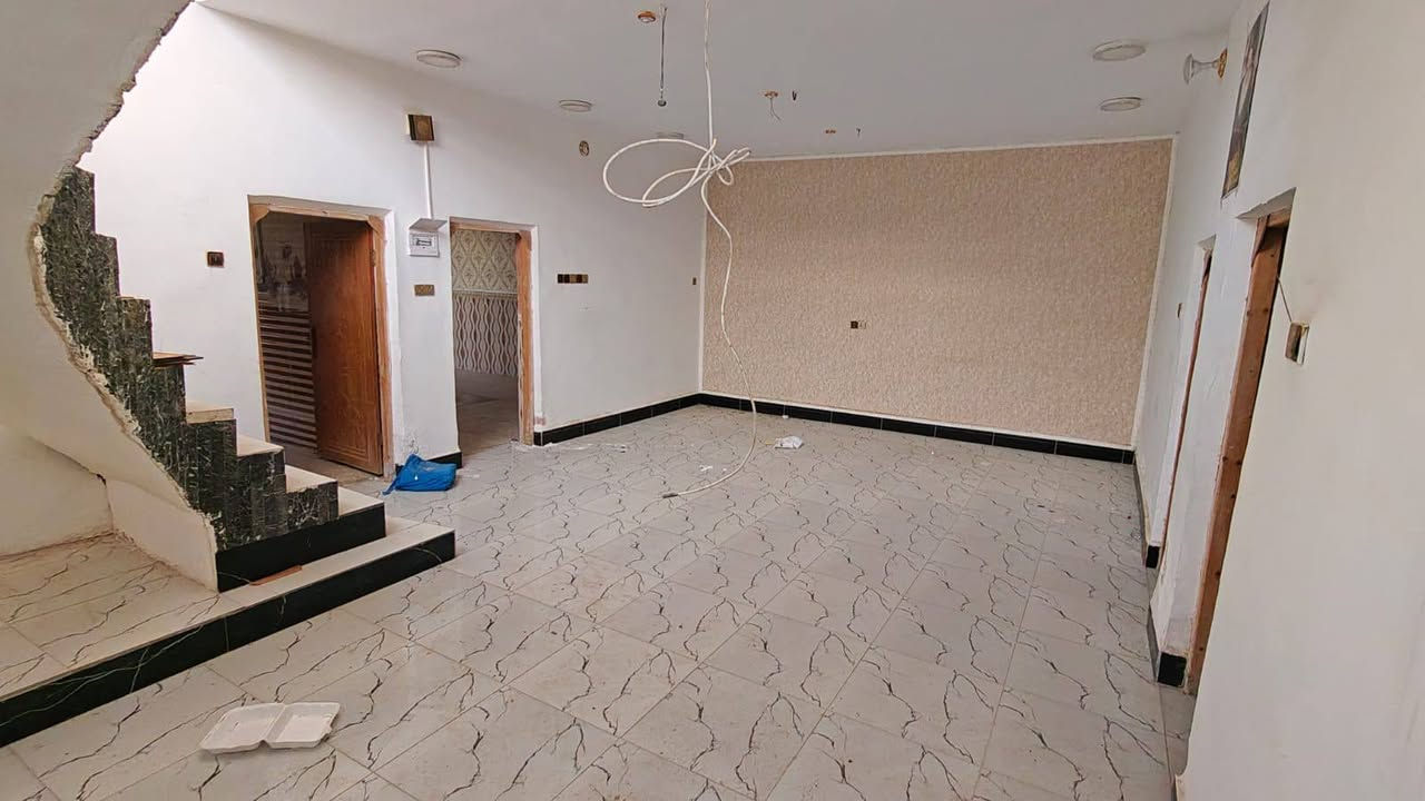 بيت طابو صرف  بيت للبيع بل فتاحيه قرب مركز شرطه الفتاحيه المساحه 200 استقبال وغرفتين ومطبخ حمام  داخلي وخارجي وصاله طابق واحد وهاذه رقمي للستفسار ***********
