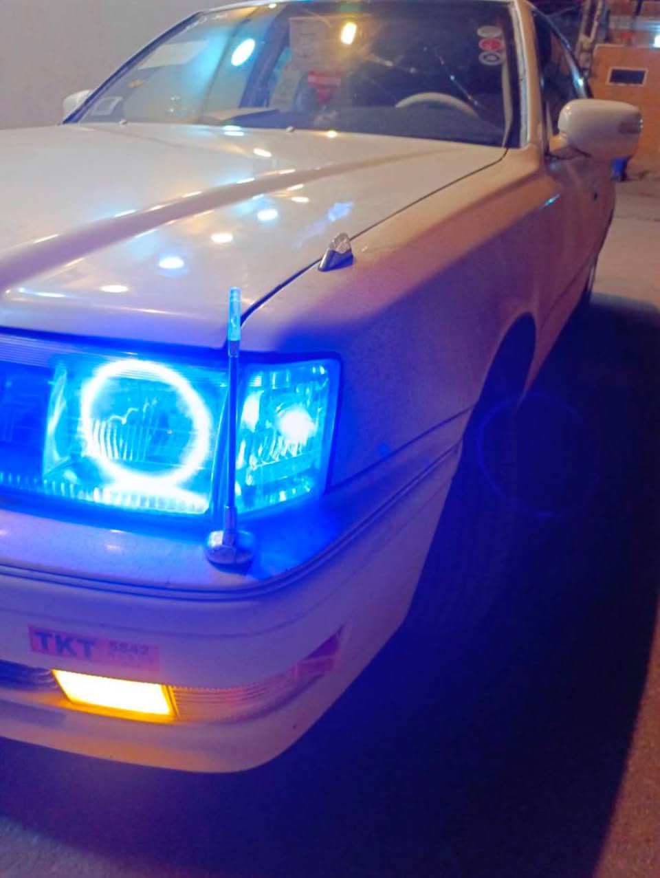 راس ثور موديل 1997 كصة عركجين فقط مكفوله من الكصه الثانيه السياره رقم انبار (باسمي اني راعيها مداور ثاني يوم) فول السياره كشنات كهربائية تبريد خلفي ستيرن كهربائي دمام خلفي سستم سماعات ملكه بيها:: كهربائيات كلها شغاله سياره ستوها معمره غرفة بالايلون بعدها جديده غرفة جنطه هم جديده سياره بيها ضربات ومعمره تجي وتشوف وتقتنع وتدلل حداديه 50% مكينه 3000 فيفيتي  جديده السعر77 وبيها مجال:: المكان كوفه حي ميسان ***********
