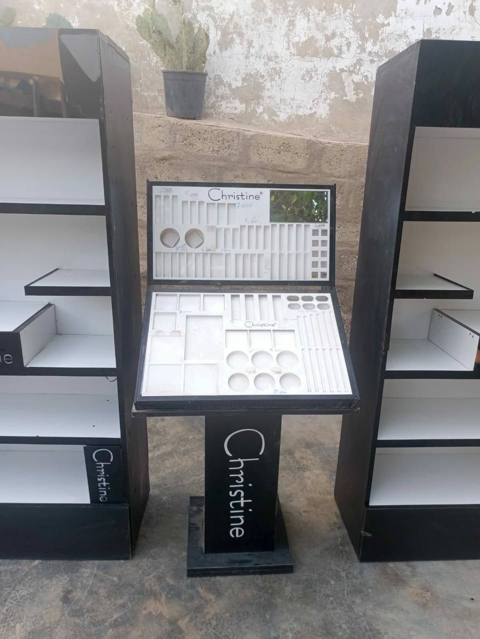 سلام عليكم رفوف مال كوزمتك أو صالون او حلاقه  للبيع سعرهن ١٥٠ بيهن مجال شراي اتصل او واتساب ***********
عنوان  كركوك بنجه علي قرب محطت طاهر توصيل هم اكو داخل كركوك
