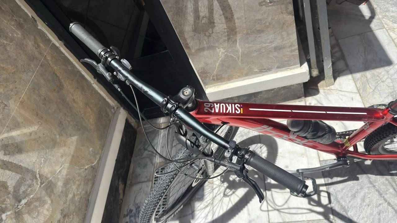 🚴‍♂️ دراجة هوائية (باسكل) itook  للبيع 🚴‍♂️
السلام عليكم شباب، باسكل itook نظيف جداً الباسكل جاهز للاستخدام مباشرة وسريع وممتاز للمشاوير اليومية والرياضة.

المواصفات:

 الماركة: itook الأصلي باللون الأحمر المميز.

 حجم الهيكل (القمة): مقاس ميديوم (M).

 الإطارات: بحالة ممتازة ونقشة واضحة وثابتة على الطريق 29 

 الفرامل: ديسك بريك أمامي وخلفي لقوة كبح ممتازة.

📍 المكان: بغداد / الشعب/ شارع الصحة  

رقمي : *********** 

السعر 260 الف
