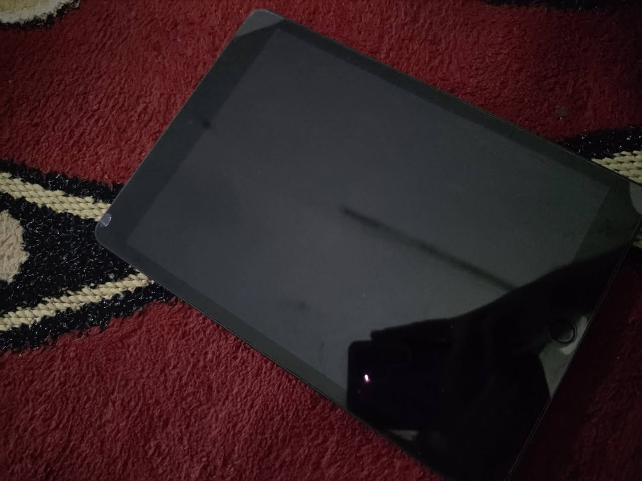 🔥 للبيع iPad 9 الجيل التاسع 🔥
✅ السعة: 64GB ✅ الإصدار: iPadOS 27 ✅ المعالج: Apple A13 Bionic الجبار ✅ الشاشة: 10.2 إنچ Retina HD بألوان ودقة ممتازة ✅ البطارية: تدوم لساعات طويلة ✅ يدعم قلم Apple Pencil (الجيل الأول)
🎮 إذا تدور جهاز للدراسة، الشغل أو الألعاب فهذا خيار قوي جدًا.
يشغل أشهر الألعاب مثل: • PUBG Mobile • Call of Duty Mobile • eFootball • Free Fire • Roblox • Genshin Impact
ويقدم أداء سلس، ومعظم الألعاب تشتغل بثبات لحد 60 FPS حسب اللعبة وإعداداتها، لأن شاشة الجهاز 60Hz.
💥 جهاز عملي، سريع، وأداؤه ممتاز، ويعتبر من أقوى الأجهزة ضمن فئته السعرية. 220 وبي مجال  كربلااءء او مراوس حسب القناعه 
📞 للتواصل: ***********
