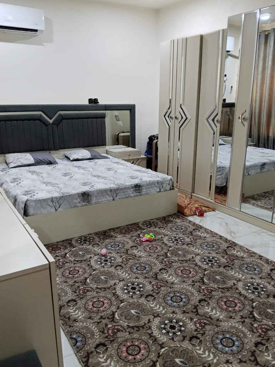 دار للبيع في الشعب الديوان ساحه ١٠٠ متر خلفي طابو ملك صرف نضيف بناء ٢٠١٥ 
يحتوي على الطابق الاول استقبال (3×5)ومطبخ(2×4)وصاله(3ونص×5) وغرفه نوم (3ونص×6)وحمام(2×1) وحمام خارجي (1×1وربع)

الطابق الثاني غرفه نوم(٦×3ونص)وصاله(3×3ونص)وحمام(1×2)وسطح اول 

وبيتونه (3ونص×2)وسطح ثاني 

للاستفسار الاتصال (***********)
