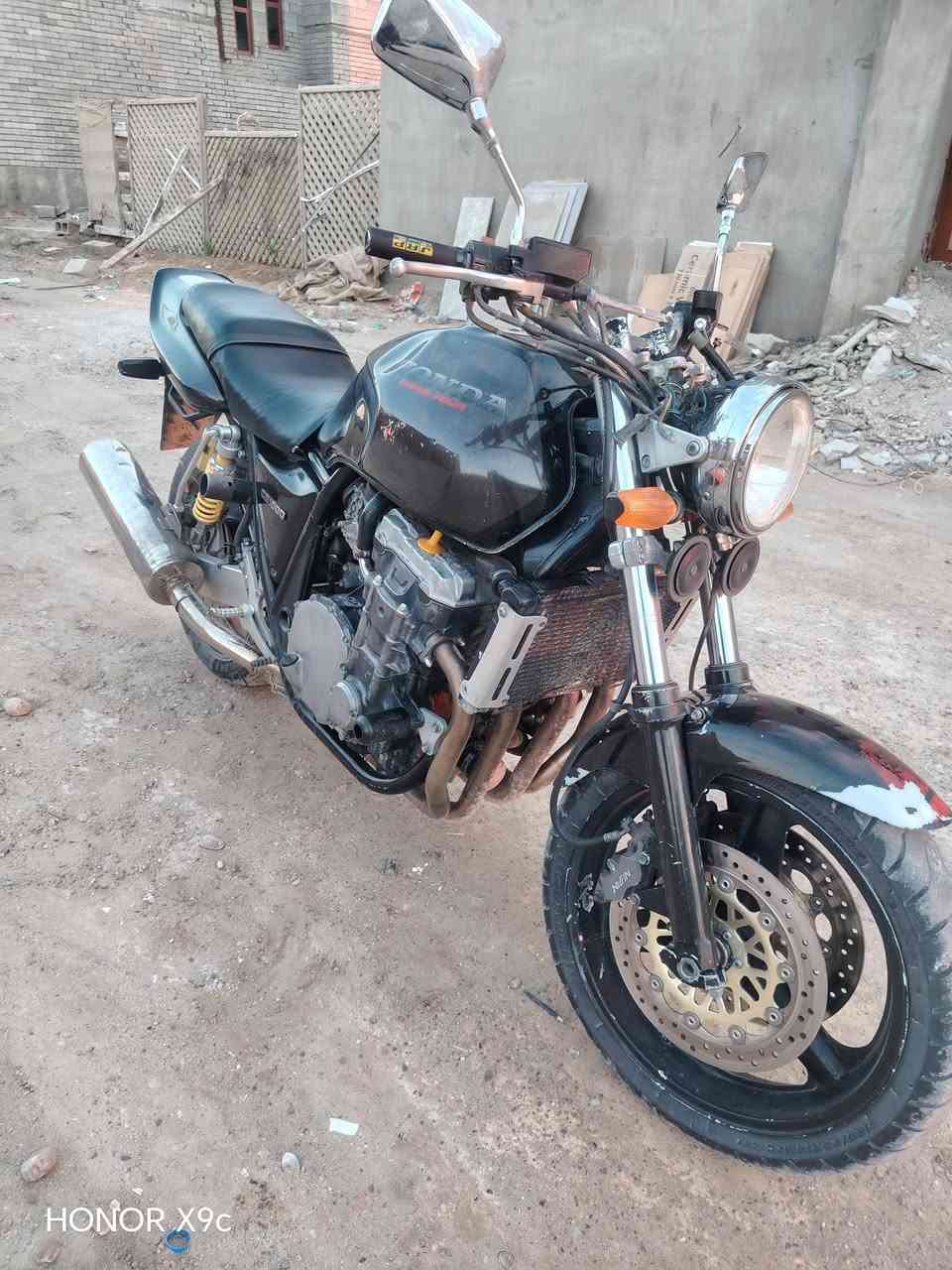 سي بي 1000 دراجه مقفوله اتصال على الرقم *********** السعر 1800
