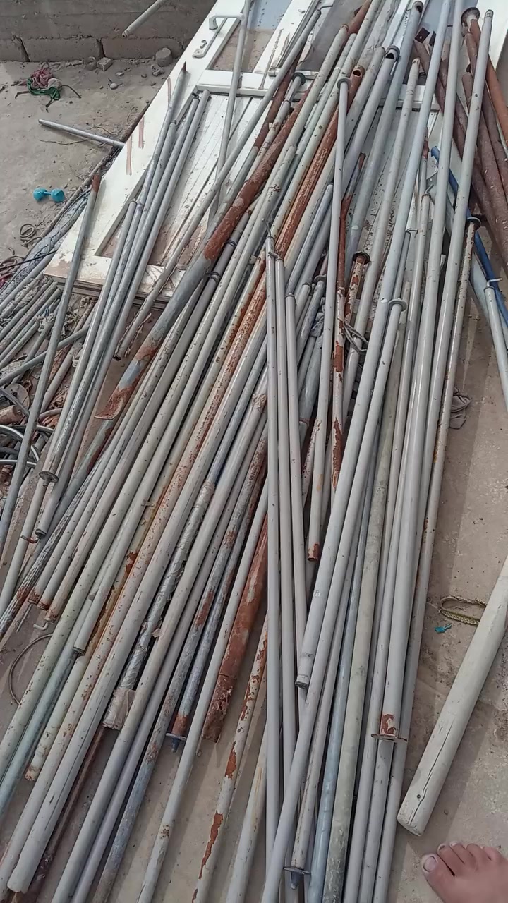 من رخصت المسؤول هاي البواري البارحة الي سالوني جثير ناس اكو الطول مترين واكو متر ابيعهن كلهن العنوان موصل جانب الايسر رقم الهاتف ***********
