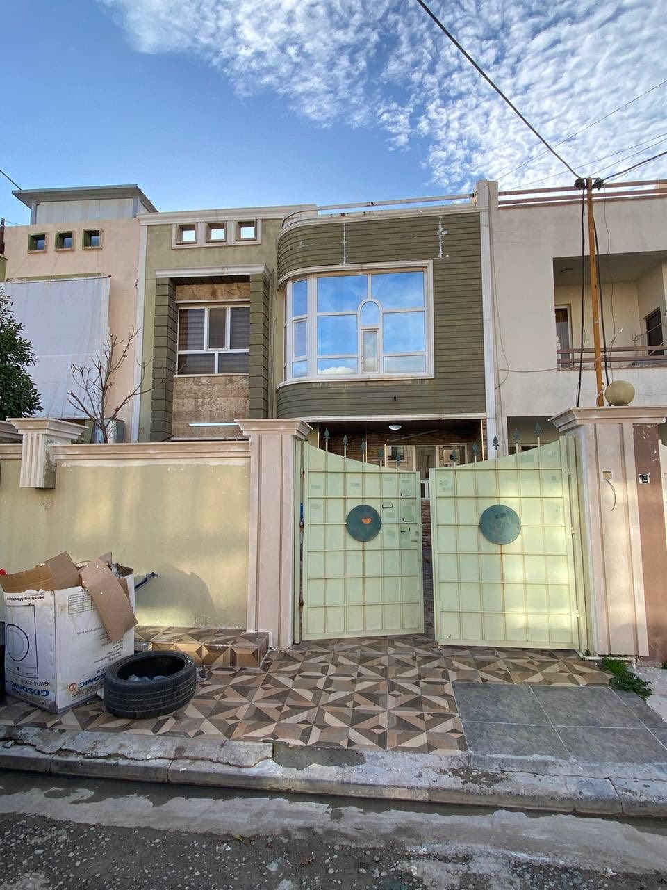 منزل مؤثث كامل للبيع في أربيل مجمع المهندسين 160م
يتكون:-
4غرف
أستقبال
صالة
مطبخ
مجموعة صحيات 
للاستفسار:-
***********
***********
***********
**********************
في حال لم يتوافق العقار مع رغبتكم او لم يكن بقدر امكانيتكم زوروا موقعنا على تلكرام للتصفح على اكثر عدد من العقارات المتوفرة•https://t.me/miran_48
