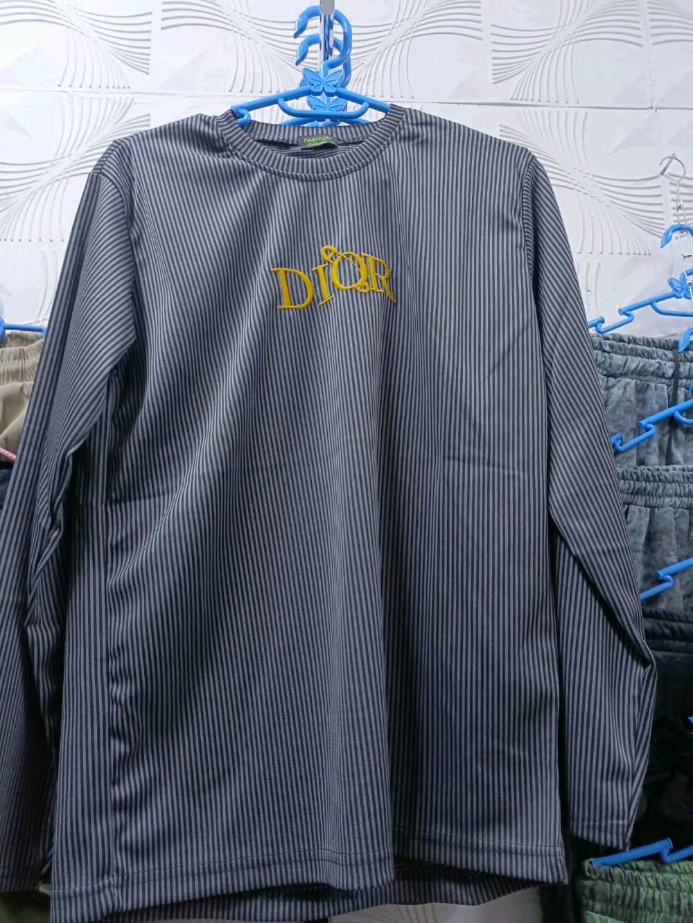 السلام عليكم
شلعه ملابس رجالي نسائي أطفال جديد وباله 
جوه سعر الجمله سعرها شلع ب 850  العدد الكلي 500 قطعه جديد وباله 
 ***********