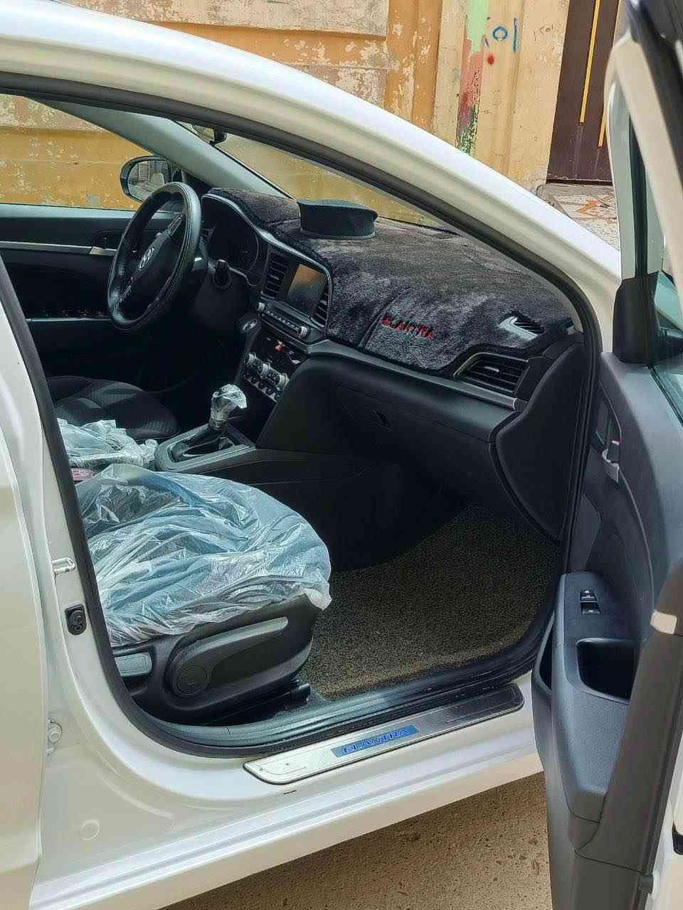 السلام عليكم 
النترا 2020 امريكي 
فول فول مواصفات بصمه فتحه تحكمات 
محرك 20 دوش شرط 
كير بشرط 
السيارة نظيفه بمعنه الكلام واحلا من الصور 
ماشيه 47 خير من الله 
ضرر السيارة نصف باب خلفي وربع جاملغ صور الحادث موجود 
السعر 160 وبيها مجال 
عنوان موصل حي عدن 
*********** موصل, نينوى
