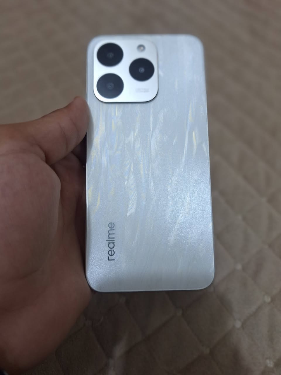 السلام عليكم
realme 15T

الشاشة: AMOLED قياس 6.57 إنج، دقة +FHD، وتردد 120Hz. �
realme.com +١
⚙️ المعالج: MediaTek Dimensity 6400 Max 5G. �
realme.com +١
💾 الذاكرة:
8GB RAM + 256GB 

📸 الكاميرا الخلفية: 50MP رئيسية + 2MP للعزل. �

🤳 الكاميرا الأمامية: 50MP سيلفي. �

🔋 البطارية: 7000mAh ضخمة مع شحن سريع 60W. �

🔊 الصوت: سماعتان ستيريو. �

📶 يدعم 5G و NFC وبصمة مدمجة بالشاشة. �

🤖 النظام: Android 15 مع Realme UI 6.0. �

⚖️ الوزن: 181 غرام. �
السعر ٢٢٥ وبي مجال العنوان كوت الفلاحيه ***********
