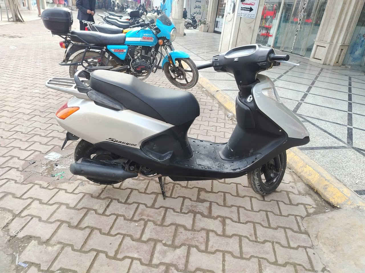 دراجه سبيسي ياباني كفرات اصليه ابو الختم كابريتر اصليه قفل جنطة قفل ستيرن كهربايات كله شغال كل نقص مابيه مكاني كوت سعر 550وبيه مجال قليل***********
