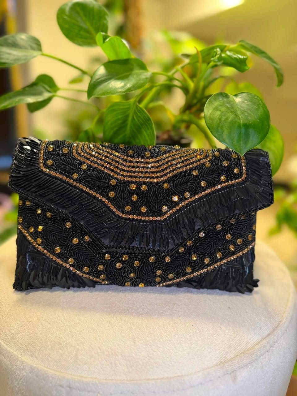 حقائب هندية مطرزة بالكامل مشغولة يدوياً بأجود انواع الكريستال و النمنم🧵🪡
❤️❤️❤️❤️❤️❤️❤️❤️❤️❤️❤️❤️❤️❤️❤️❤️❤️❤️

تناسب جميع الأذواق و الأعمار⚜️

للحجز واتساب ***********📞

يوجد توصيل سريع لجميع محافظات العراق🚚

