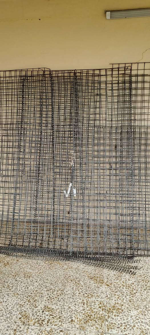 السلام عليكم 
يوجد سيم حديد ثقيل 17قطعة 
ارتفاع 2مترين والطول 17متر للكل
اابيع شلع السعر 200الف قفل
