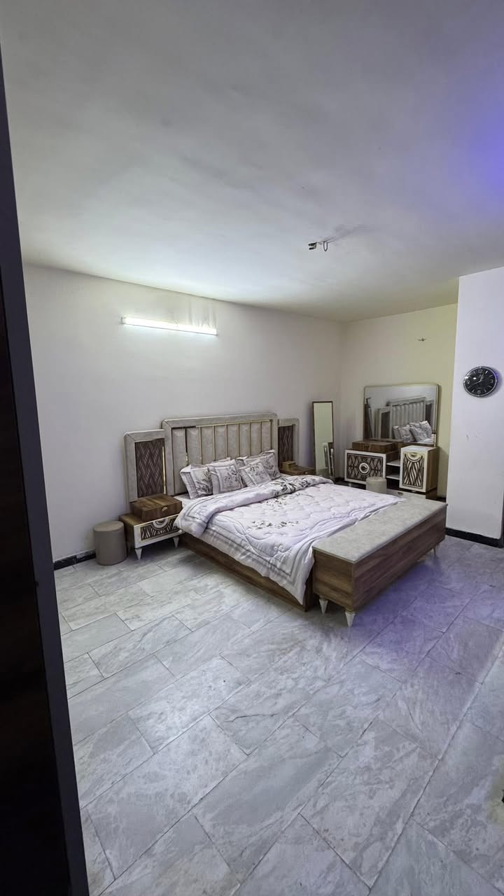 #للايجار____في____السيدية
شقة نظيفة درجة اولى مؤثثة بالكامل 

تحتوي على غرفتين نوم صالة مطبخ وخدمات 

(ترهم شباب)

قيمة الاجار:750 الف 

للاستفسار:***********

او زيارة مكتب الفهد الهندسي للمقاولات العامة/شارع جامع الاقصى مقابل مكتبة الحكم سنت
