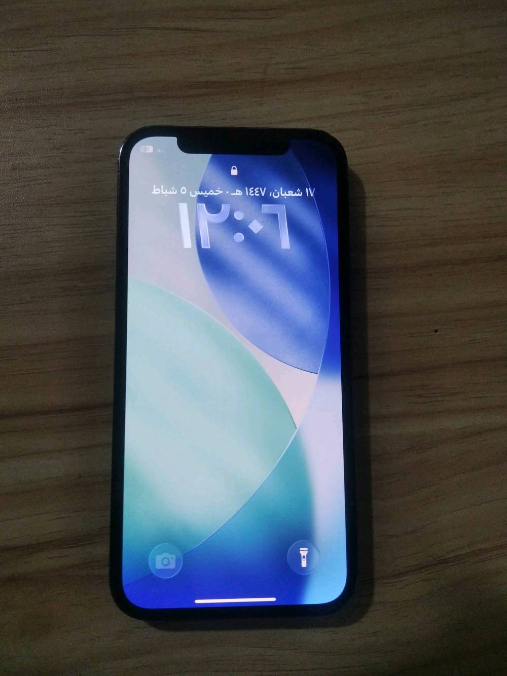 بيع آيفون 12 برو بلون أزرق بحالة ممتازة. يعمل بنظام iOS 26.1 مع سعة تخزينية 256 غيغابايت. البطارية بحالة جيدة بنسبة 92%.