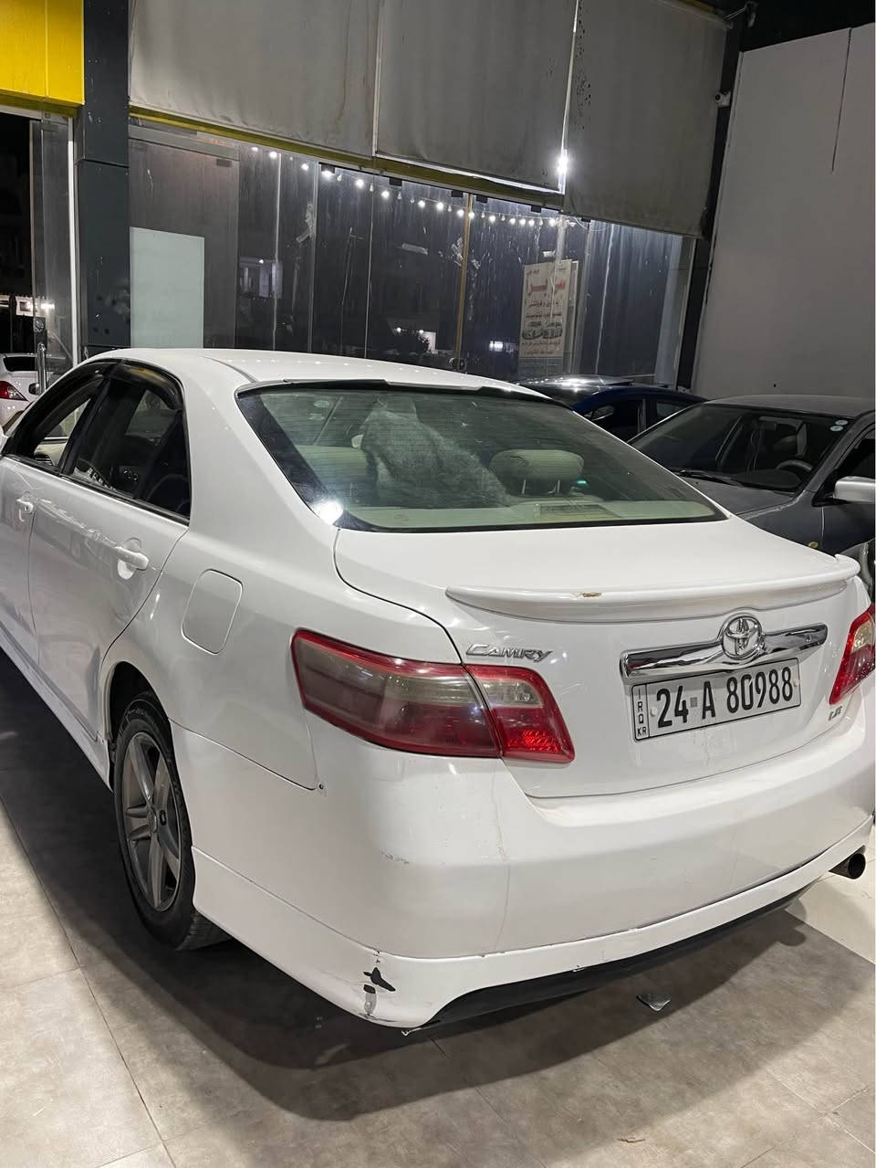 کامری 2009 خەلیجی 
ناو کرێمی 
سەیارەکە ڕەقەم و سەنەوی نوێیە 
فەحس و هەزەی نوێیە 
گێڕ و مەکینەی بەشەرت 
تەحویل و غەرامەی بەشەرت 
سەیارەکە دوو پارچەی بۆیاخە 
قرچێکی پێشی هەیە 
سعری٨٩ گەڵا و مەجال 
***********
هەولێر بنەسڵاوە أربيل, العراق
