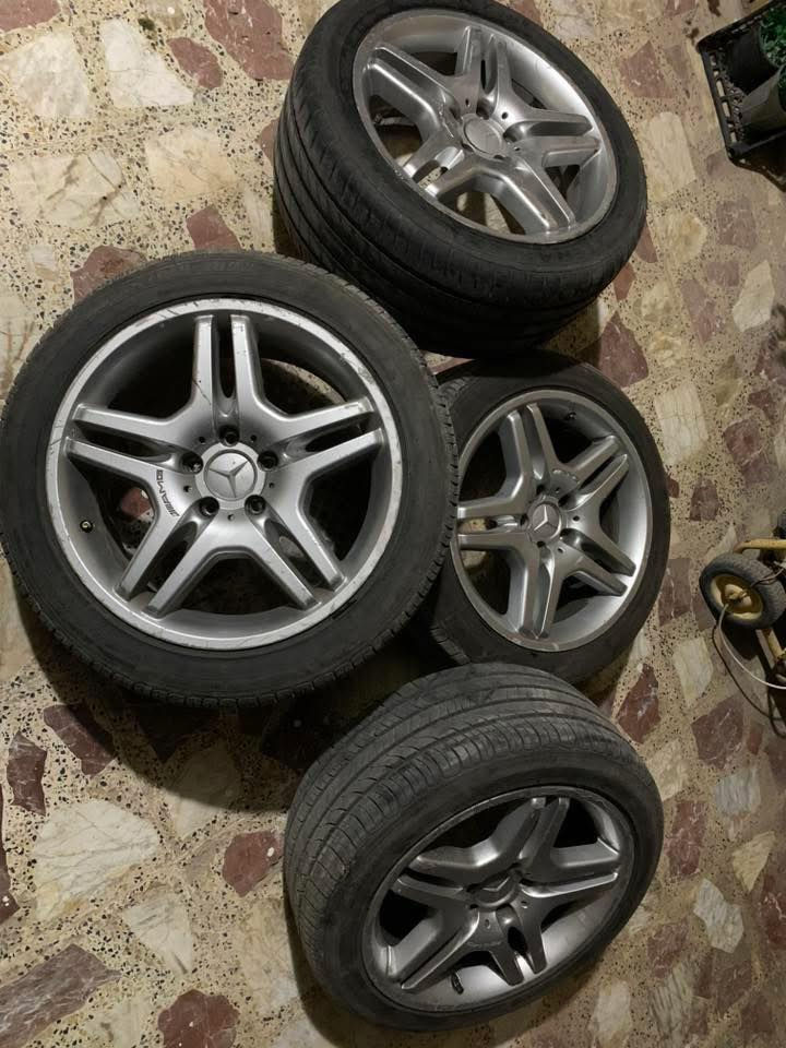 السلام عليكم
اخوان للبيع فقط والكل يعرف سعهرن عد ابو التفصيخ بيش
ويالة قياس 18 AMG الاصليات مو تجاريات اصليات مع الكبات الوسطية
عدد 4 ثنين منهن لالحيم ولا عواج والباقيات واحد بي لحيمات والثاني بي لحيم مفطور وياهن تايرات عدد 4  زوج جدد وزوج نظيفات حيل السعر من الاخير 300$ يعني بسعر زوج ويالة بدون تاير من التفصيخ ورقمي *********** الي يحب يتصل والسعر نهائي مكاني بغداد
