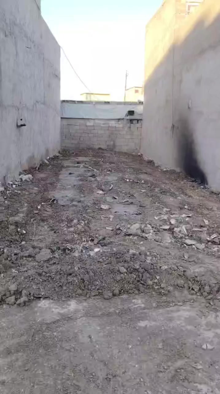 السلام عليكم
قطعة أرض للبيع مساحة 75م واجهة, 5ونص 

سند أصغر 

حي البساتين حي السلام 

نهاية شارع مدرسة الاسوار.

أكثر استفسار اتصل🗣📲📞

***********
