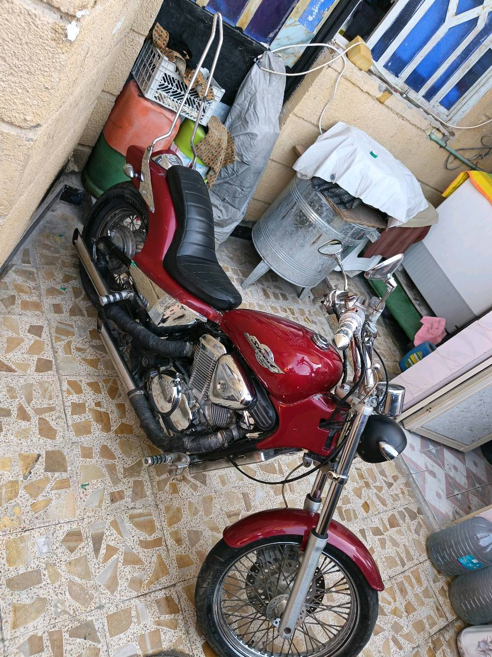 السلام عليكم
هوندا ستد ببر 400

لون ماروني 

مكينة كير بلادي جدد

دهن امزويل درجة اوله 

فلتر زيت امزويل كاربون فايبر 
كهربائيات جدد وكلهن شغالة مكفولة 

تانكي كزاز ومبي اي وصخ 

كابريتر نضيفة مبية كطعة 

ولا تبخير جديدة 

الدراجة كفالة 

رقم بصرة انكليزي باقي بس عل استلام 

مكان الدراجة البصرة 

السعر 18وبيها مجال للطيبين 

فقط اتصال ***********