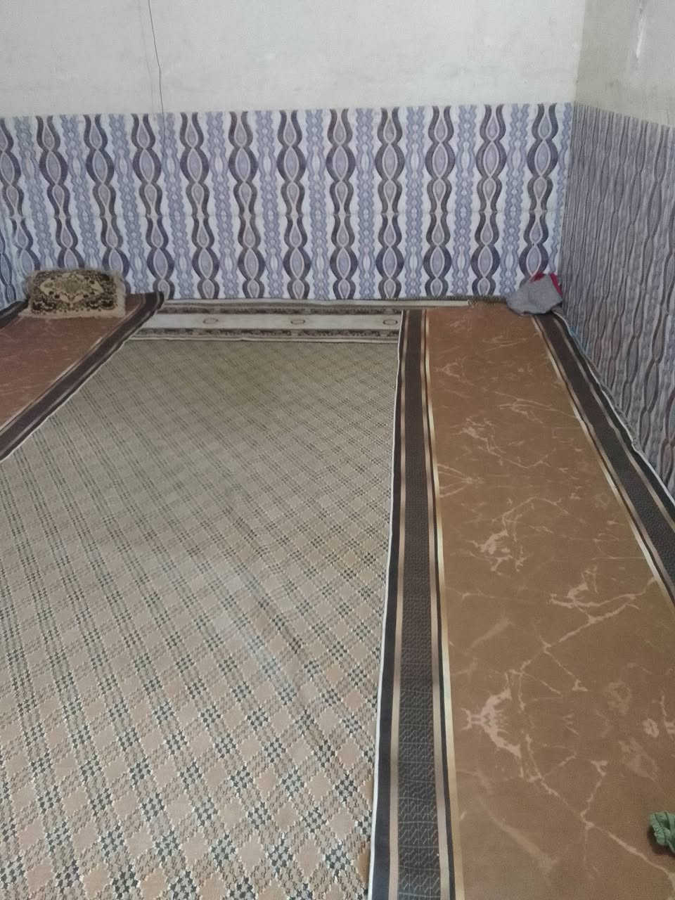 بيت للبيع في الحيدرية الاحولي الاول قرب مدرسة كرماء العرب المساحة 200م البناء أساس صب والحايط بلوك وسقف عگادة 2غرف نوم ومطبخ وحمام وصاله وستقبال ومجموعة صحيات خارجية رقم الدار 1127 السعر 75 ت***********
