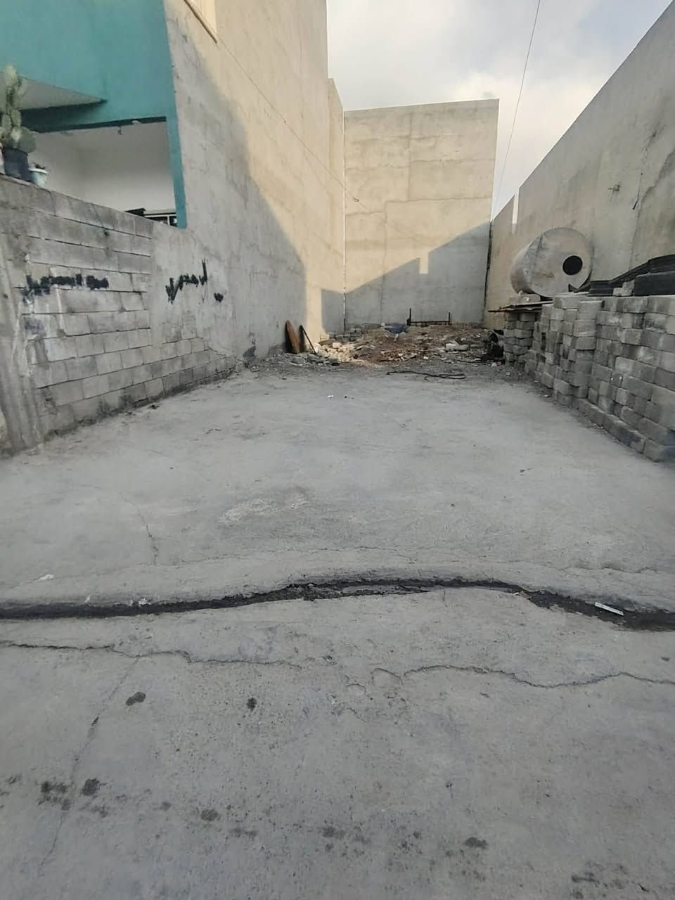 دار للبيع مساحه 110 غرفه وستقبال ومشتملات طابق الثاني 3 غرف ومشتملات  معا قطعه أرض للبيع مساحه 110 واجه 6وربع عمق 18متر رشيديه قطاع السادس قرب جامع المحسنين وصل بلديه 
رقم   ***********
