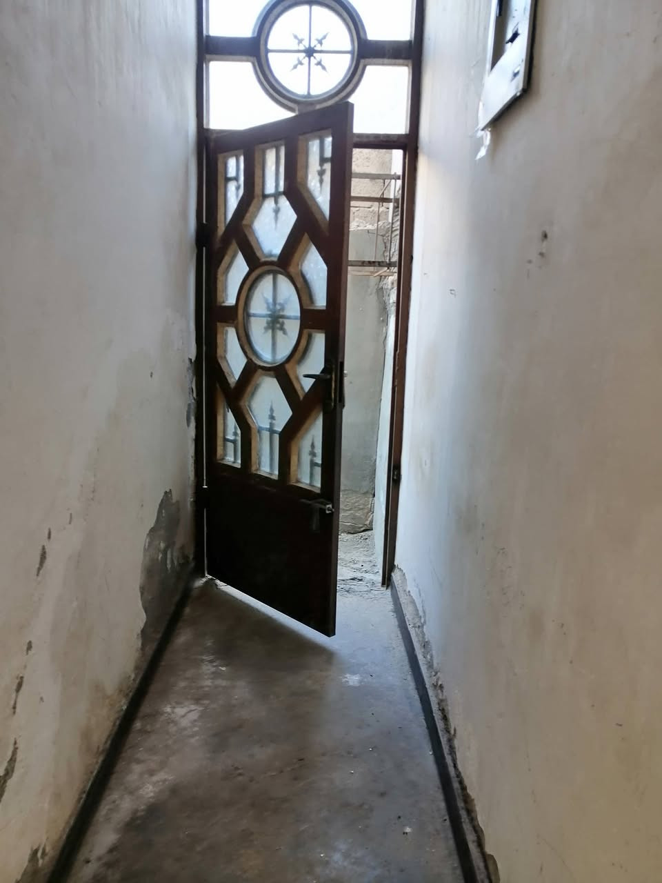 اسلام عليكم بيت للبيع او إيجار بل خماس خلف معارض قريب عل شارع مساحة ٢٠٠ متر واجه ١٠ متر خلف بيت شارع مو بيت - يتكون من، ٢غرف نوم واستقبال ومطبخ و ساحه درج وحمام /استفسار أكثر اتصل على الرقم ***********
