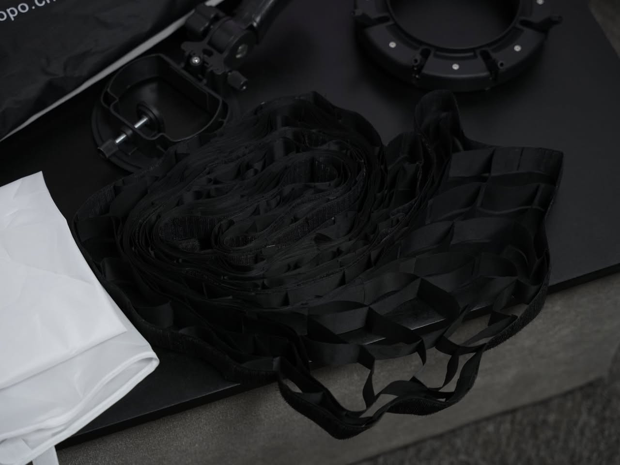 للبيع: سوفت بوكس Triopo Octagon احترافي (مقاس كبير 120 سم)
التفاصيل:
للبيع مشتت الإضاءة الشهير من شركة Triopo بالمقاس الكبير 120 سم، وهو الخيار الأمثل للمصورين الذين يحتاجون لإضاءة ناعمة جداً تغطي مساحة واسعة في تصوير البورتريه أو المنتجات.

المميزات:
الحجم: قطر 120 سم يمنحك إضاءة سينمائية ناعمة جداً وتوزيعاً احترافياً للضوء.

تصميم Octagon: شكل ثماني الأضلاع يعطي انعكاساً دائرياً جذاباً في عين الشخص المصور.

نظام المظلة: يتميز بسرعة فائقة في الفتح والإغلاق، مما يجعله مثالياً للعمل الميداني.

التحكم بالضوء: يأتي مع شبكة (Grid) لتوجيه الضوء بدقة ومنع تشتته، بالإضافة إلى قماش تشتيت داخلي وخارجي.

سهولة التثبيت: مزود بمقبض يدوي (Handle) مريح يتيح لك التحكم به يدوياً أو تثبيته على حامل الإضاءة.

التوافق: متوافق مع كافة أنواع فلاشات الكاميرا (Speedlights).

الحالة: (اذكر حالة المنتج، مثلاً: "ممتازة ومع كامل الملحقات الأصلية"). كالار, السليمانية


**إذا كنت صاحب هذا الإعلان وتريد حذفه لأي سبب، رجاءا أرسل رسالة إلى الدعم الفني**