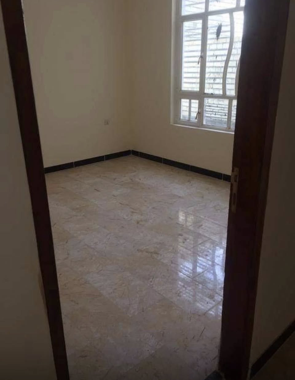 شقة سكنية ارضية  للايجار مكونة من غرفتين نوم وصالة ومطبخ وخدمات ومناور . البناية جديدة ارضيات الشقق مرمر وسقوف ثانوية  و مقياس الكهرباء و الماء و الماطور مع خزان الماء مستقل  ونظام مراقبة بالكاميرات للبناية 
يفضل للعوائل الصغيرة من سكنة المنطقة 
العنوان حي الجامعة قرب شارع 66 شارع جامع الخير 
الإيجار 700  الف شهريا 
مبلغ الدلالية فقط 50 الف 
للمزيد من المعلموات يرجى الاتصال بالرقم.       ***********
