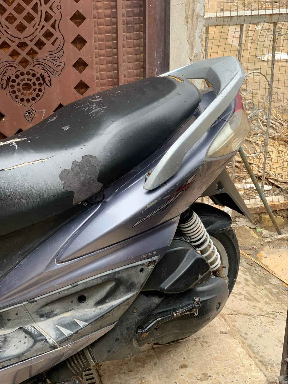 سكنس فحل كامله سلف هندر نكره الدراجة كامله كلها ابلاديه وختم واحد ابريكات دبلات تايرات كله ابلادي ونضيف كهربائيات كلها شغاله اوراقها موجوده الدراجه المحرك لاصوت لاتبخير لانضوح ناعم وابلادي كابريتر وسلف ابلاديات ما مفتوحات جيب وياك عشر فيتريه السعر 550 مكاني بغداد العبيدي شهداء الثالثه*********** بغداد, العراق
