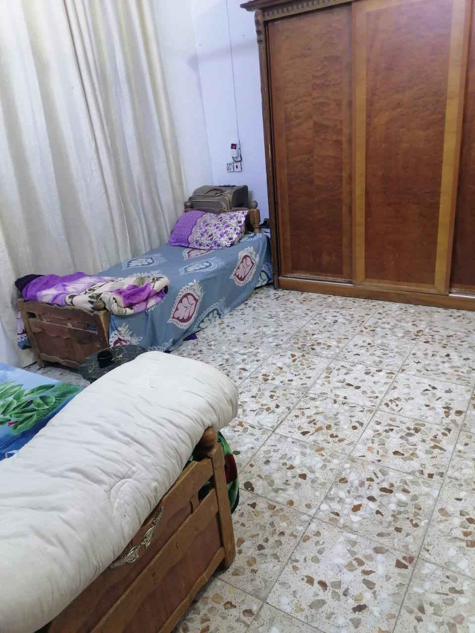 بيت مساحه ١٢٠ متر زعفرانيه نهايه شارع معهد حنيبت مقابل أسواق تفاحه واجهه ٧ سعر ٧٥ وبي مجال للشراي***********
