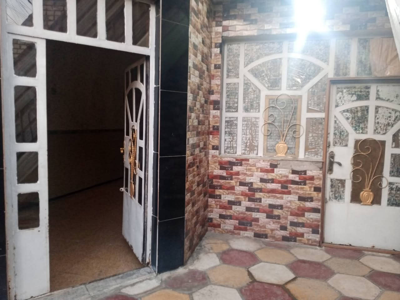 بيت الايجار طابق ارضي معزول عن الثاني غرفه نوم صاله مطبخ صحيات مناور طرمه شارع  الكهرباء قرب اسواق ابو علي منزليه ***********
