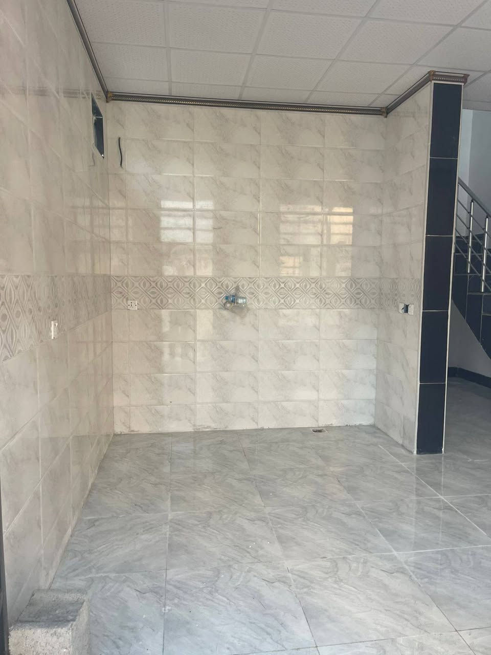 10×10
طابو زراعي سند 25 
دور الزراعه الثالثه فرع رضاوي الحلاق 
يتكون من 
كراج  +  اسقبال + مطبخ + غرفة نوم ، صاله+ مجمع صحيات + منور 
+ بيتونه 
الارضيه بورسلين 
الجدران لبخ 
السقوف ثنوي
شغل درجه اولى
زيرو غير مسكون 
كلشي جاهز ما يحتاج تصرف عليه لوالف دينار 
الاستفسار 
***********
