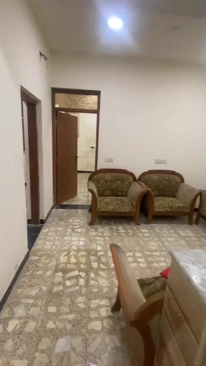 للإيجار شقه في الكراده طابق ارضي غرفتين وصاله موقع مميز خلف مستشفى ابن الهيثم تصلح سكن طلاب عوائل موظفين عماله اجنبيه لاستفسار ***********
