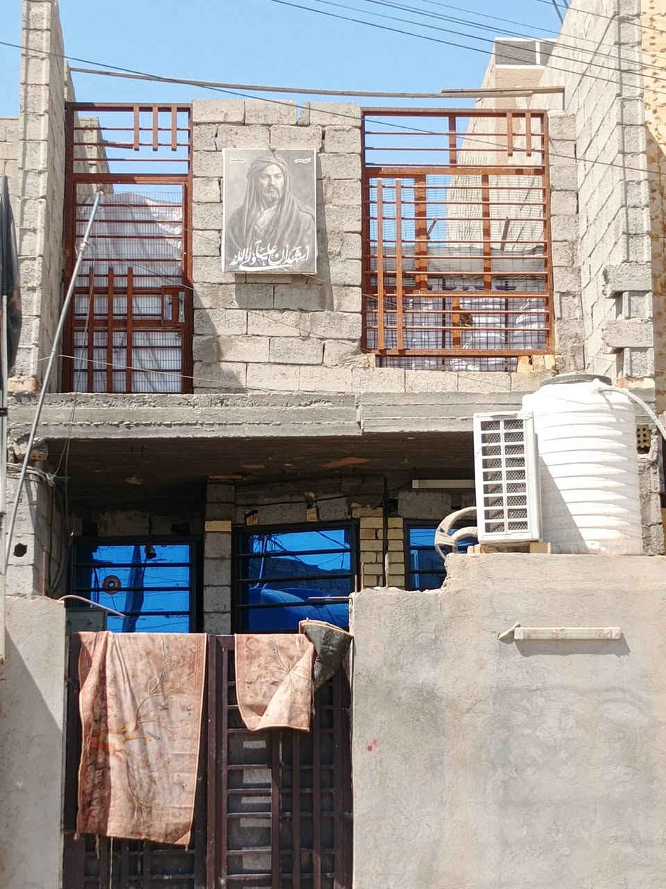 السلام عليكم بيت 90 متر نزال19 ب 4.5 
يحتوي على غرفه وصاله واستقبال استقبال معزول 
 من عدا الصاله ما كامله 
 البيت رافت 
 تاسيس مجاري مضبوط 
كهربائيات كلها اصلي 
 ثاني بيت عن الركن 
 الكرقوليه  سايد الواحد 
عالي عن الشارع 
خدمات مي تبليط 
موقع كلش حلو 
ورقم الهاتف 
***********
