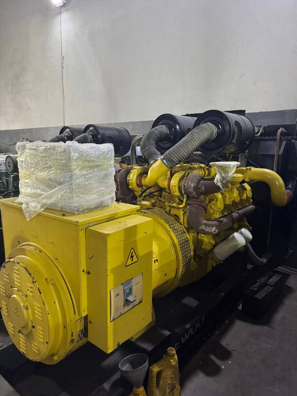 السلام عليكم
للبيع دايو DHIكوري اصلي غير مجدد 
10سلندر دبل سوبر انتر كولر تعويض كهربائي 

التوليد ENGGA 500كيفي 🥇

غير مشتغل في العراق 🇮🇶 

موديل حديث

عدد ساعات التشغيل قليل جداً

وارد أوربي استيراد خاص 💪✅

 سيطرة حديثة متطورة (برودكشن)إطفاء وتشغيل ذاتي فول اوتماتيك المولد 

شرط الحمل 1300امبير مرتاح ✅🫡

 المحرك غير مفتوح 🔓 

العنوان-بابل -شوملي 

للاستفسار الاتصال ع الأرقام التالية 

***********

علماً يتوفر لدينا من ال١٠كيفي إلى ٧٥٠
