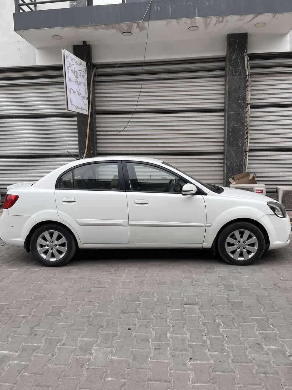 السلام عليكم
كيا ريو 2012 خليجي محرك 1400 ماشيه127 الف 
بيها صبغ جاملغ خلفي جهة السايق والدعامية الخلفية فقط الباقي مكفول 
مكانها بغداد -حي الجهاد 
رقم ***********
اتصال فقط
