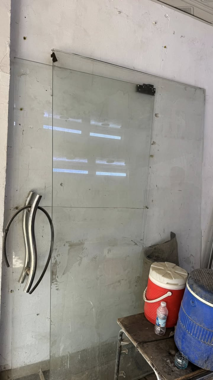 واجهة محل للبيع 
جام والمنيوم  4 قطع   من ظمنها باب محل كل قطعه متر وربع وارتفاع مترين ونص  المجموع 5 امتار
تقريبا كامله هيه وقواعدهه

الجام ثخين 10 ملم
مكانهه الحسينيه قرب فلكة ابو سمير
سعرهن  ب300 الف وبيهن مجال بسيط

***********
