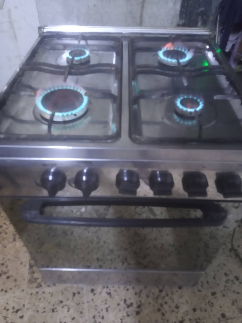 طباخ مصري كامل مع منظم صوندا وكاونتر قطعه واحده مابيهم اضرار مكاني سيديه ***********
