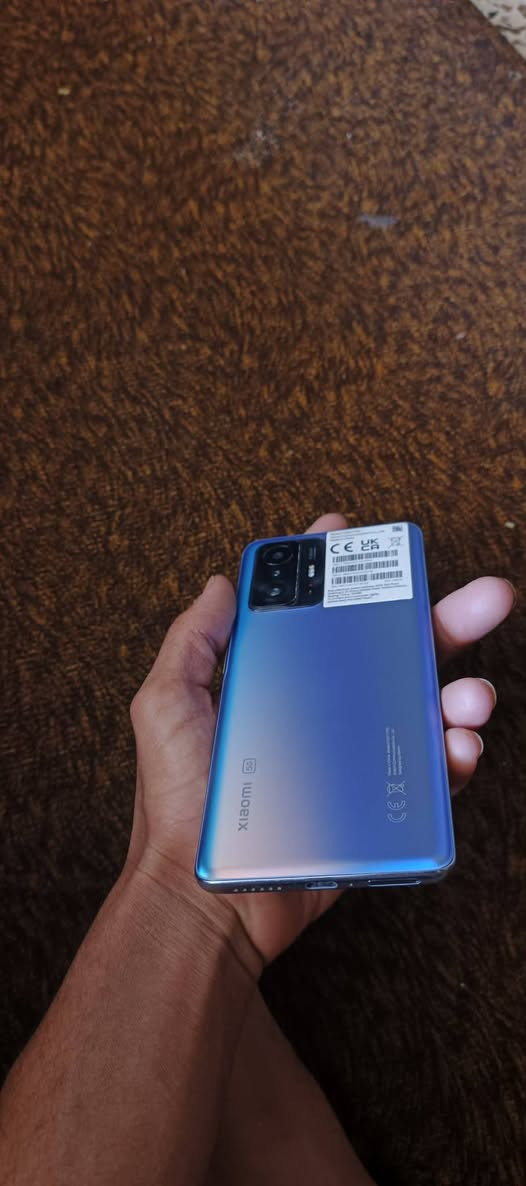 11t
المعالج: MediaTek Dimensity 1200-Ultra بتقنية 6 نانومتر، مما يوفر أداءً ممتازاً وسريعاً.
الشاشة: 6.67 بوصة AMOLED DotDisplay، بمعدل تحديث 120 هرتز، وتوفر تجربة بصرية سينمائية.
البطارية: سعة 5000 مللي أمبير، توفر عمراً طويلاً.
الشحن: شاحن سلكي سريع جداً بقوة 67 واط.
الكاميرا الخلفية: رئيسية بدقة 108 ميجابكسل، مع عدسات واسعة وماكرو.
التخزين والرام: يتوفر بنسخ 8GB رام + 128GB أ من نوع UFS 3.1.
نظام التشغيل: أندرويد.
الوزن: 203 جرام. 

Xiaomi
 +4
✨ المميزات
أداء جبار: معالج ممتاز للألعاب والاستخدام الثقيل.
شاشة سريعة وممتازة: 120 هرتز AMOLED تضمن سلاسة فائقة.
شحن فائق السرعة: 67 واط يشحن البطارية الكبيرة في وقت قصير جداً.
كاميرا عالية الدقة: 108 ميجابكسل تلتقط تفاصيل ممتازة. 

Xiaomi
 +2 مرواس شعدك نزل


**إذا كنت صاحب هذا الإعلان وتريد حذفه لأي سبب، رجاءا أرسل رسالة إلى الدعم الفني**