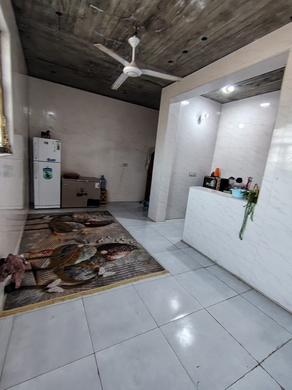 دار للبيع 240متر... طابقين كونكريت مسلح... زراعي سند25.. بحي الجامعة بالمجمع. شارع الجدارية. اول مجمع على ايدك اليسار.. 
طابق ااثاني عوز تشطيبات
طابق الاول استقبال مطبخ حار برد صاله غرفتين نوم حمامات خارجي وداخلية
طابق الثاني هم حمامات غرفتين نوم صاله وسطح.. 
السعر140مع المجال

***********
