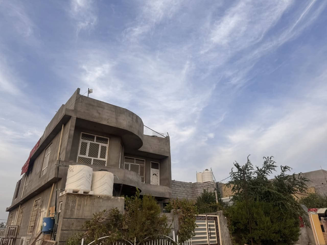 الدار للبيع بناء حديث طابو صرف
المساحة ٢٢٠ 
العنوان الرازي خلف مجمع بلاد الرافدين 
للتواصل ***********
