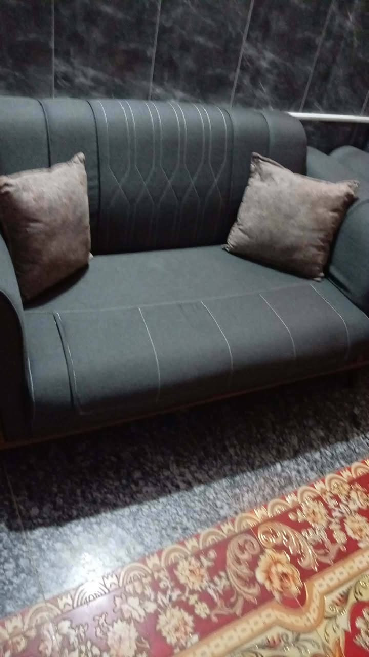 من رخصة ألادمن
تخم ١٠ مقاعد قنفتين ثلاثيه قنفه وسطيه و٢ كراسي مع٦ كوشات
مستعمل شي بسيط تفصال ثقيل كلش تكمه درجه اولى أخذته بمليون وربع رايدته ٨٥٠ قفل مكاني بلد اتصال ***********
