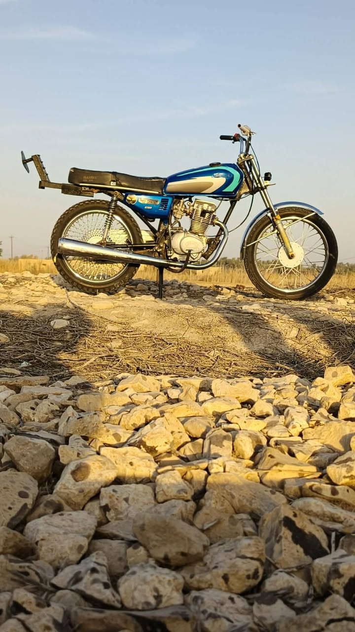 سلام عليكم دراجه نامه البيع محرك 5 كير ياباني نضيفه وحله من صوره دراجه عيبه فقط الهندر من تشتغل يرجع سبرنك جوه فالت  دراجه غراضه كله جديده سعر 250وبيه مجال الشراي وبي خير ويدلل ***********
