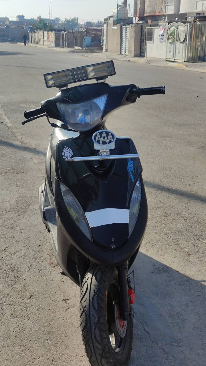 ماكس عدلة للبيع 
دراجة نضيفة كفرات بلادية كهربائيات شغالة مكينة مامفتوحة شعله معدل  سعر 575 وبيهة مجال الرقم ***********
المكان بغداد الحسينية مال راشدية
