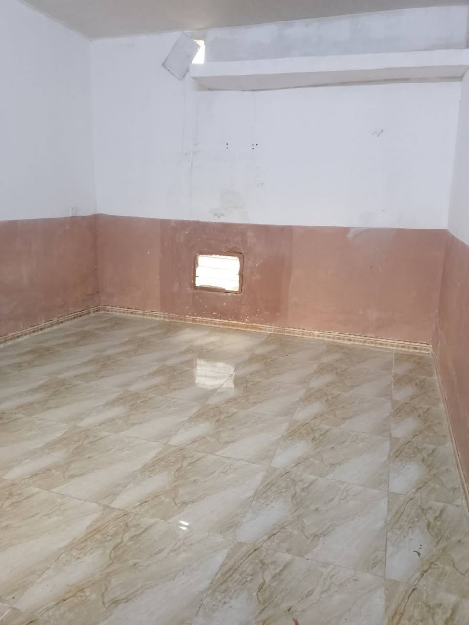 مشتمل طابق ثاني استقبال +غرفه نوم +مطبخ +صاله +صحيات رقم الموبايل ***********
