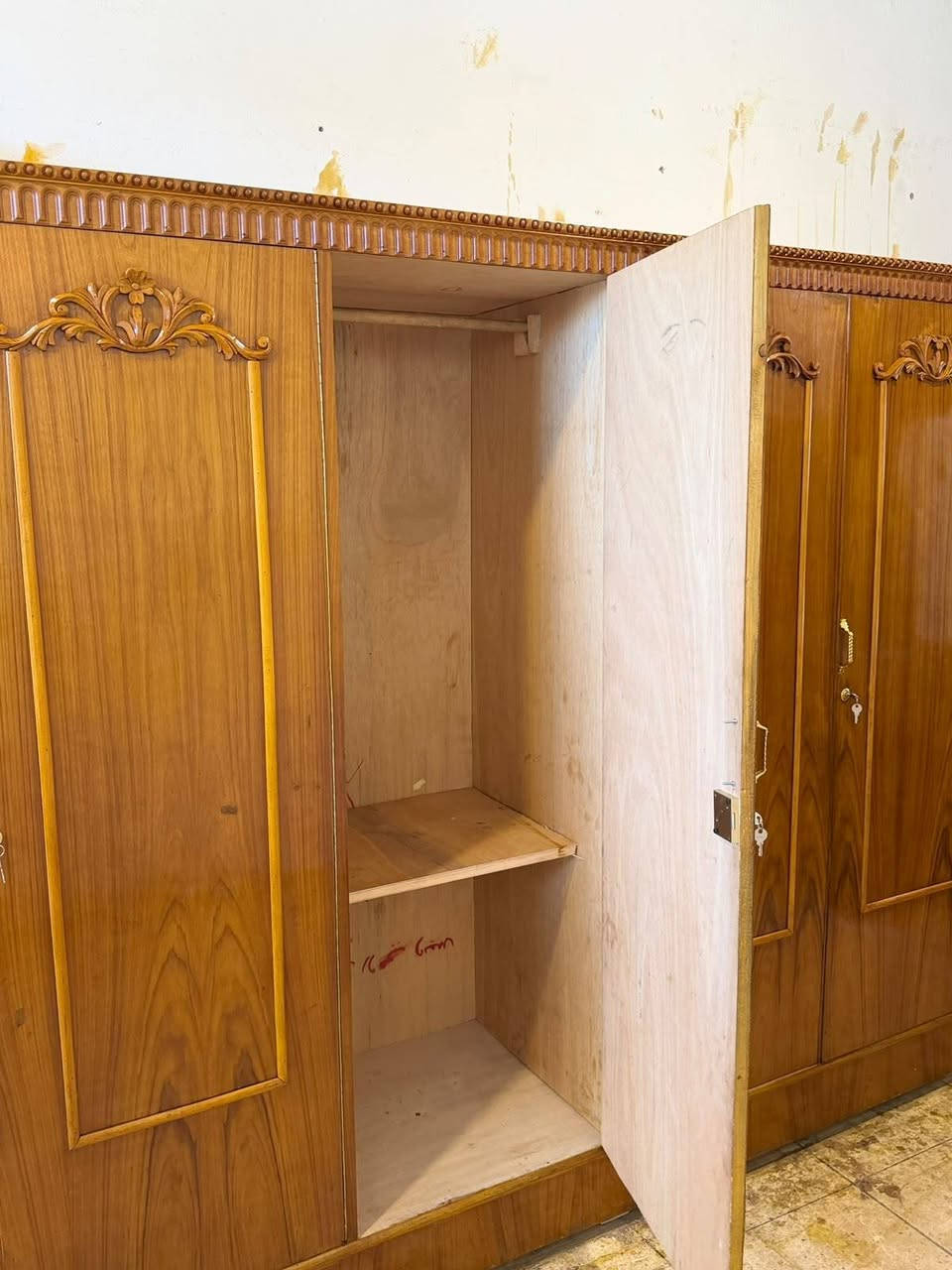 السلام عليكم✋ 
عرض خاص ومغري بس 280🔒 
توفر لدينا من جديد كنتور صاج 5 أبواب مستعمل نظيف شغل توصي ثقيل نقش زان 5ملم فول نظافه💯💯 
للاستفسار وتساب *********** مباشر ***********💥 
ومستعدون لشراء الغرف النوم المستعمله و الكناتير 🆕
