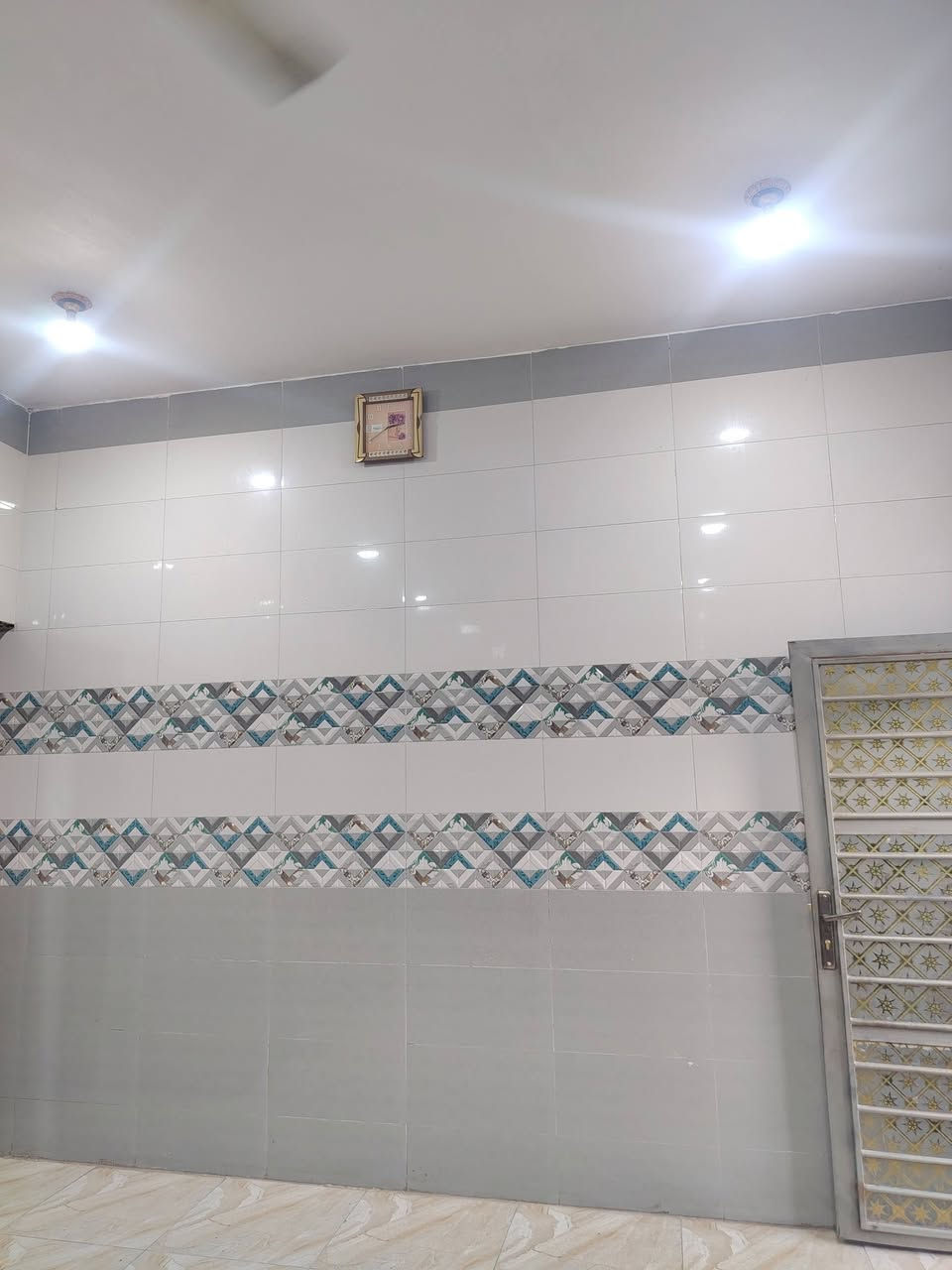 دار حديث للبيع الاسكان الصناعي🌟
📍 الاسكان الصناعي 
🏠 طابقين
📐 المساحة: 200 متر
📑 نوع العقار: طابو 
↔️ الواجهة 10متر والنزال 20 متر
✨ يحتوي على: ▪️ 4غرف نوم
▪️ صالتين
▪️ ديوانية
▪️ مطبخ
▪️ صحيات 3
للاستفسار ***********
