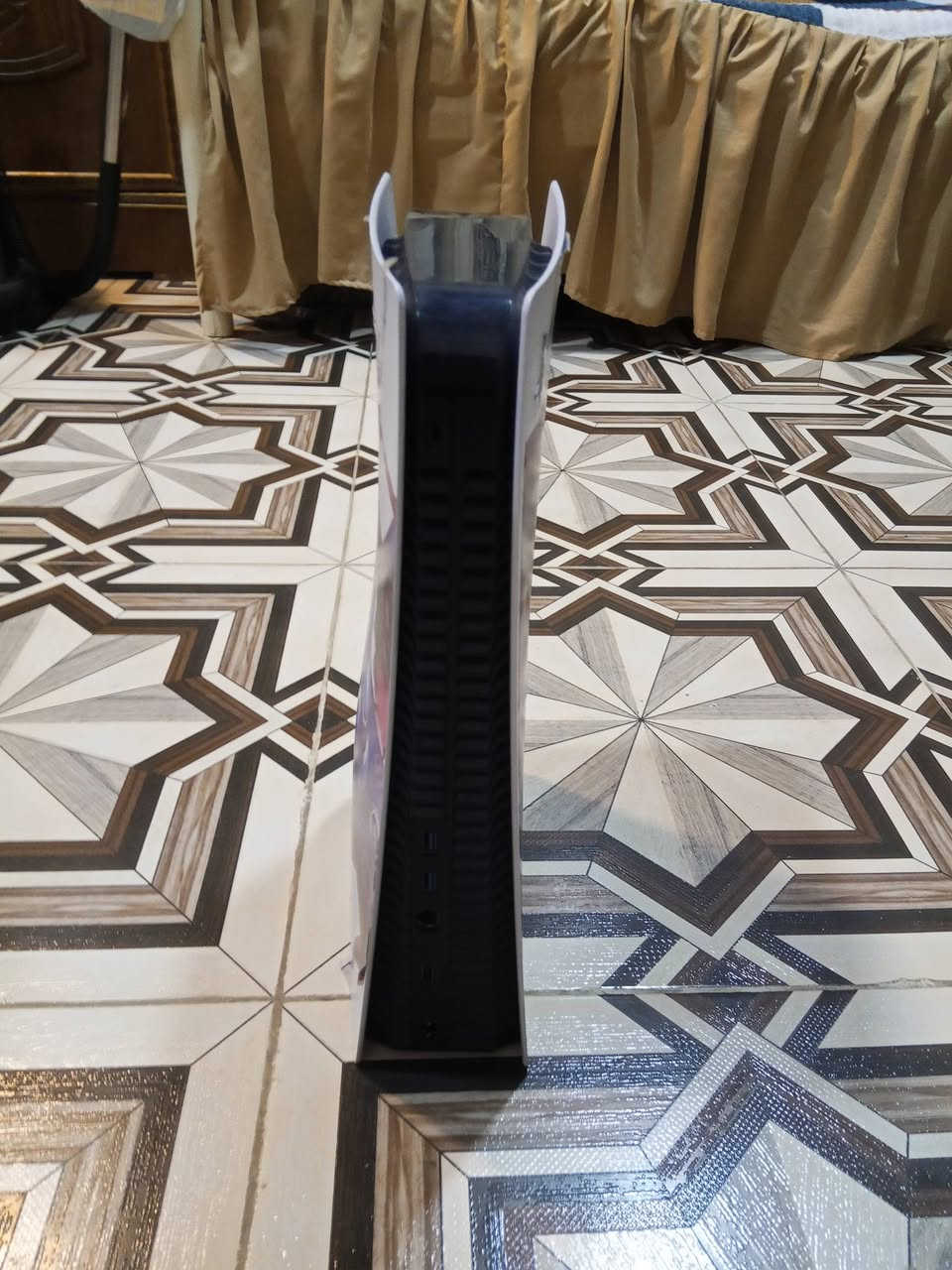 بلي 5فات مستعل نضيف مامفتوح كامل ملحقات 
الجوستك الاصليه مالته بي حسابين فيفا أنواع الواعيب بي تجي خاص واصورلك كلش هواي لواعيب بي بي فيفا 25 و26 وبي وبعد لعبتين للبيع سعر 550 للتواصل رقمي*********** مكاني بصره موفقيه
