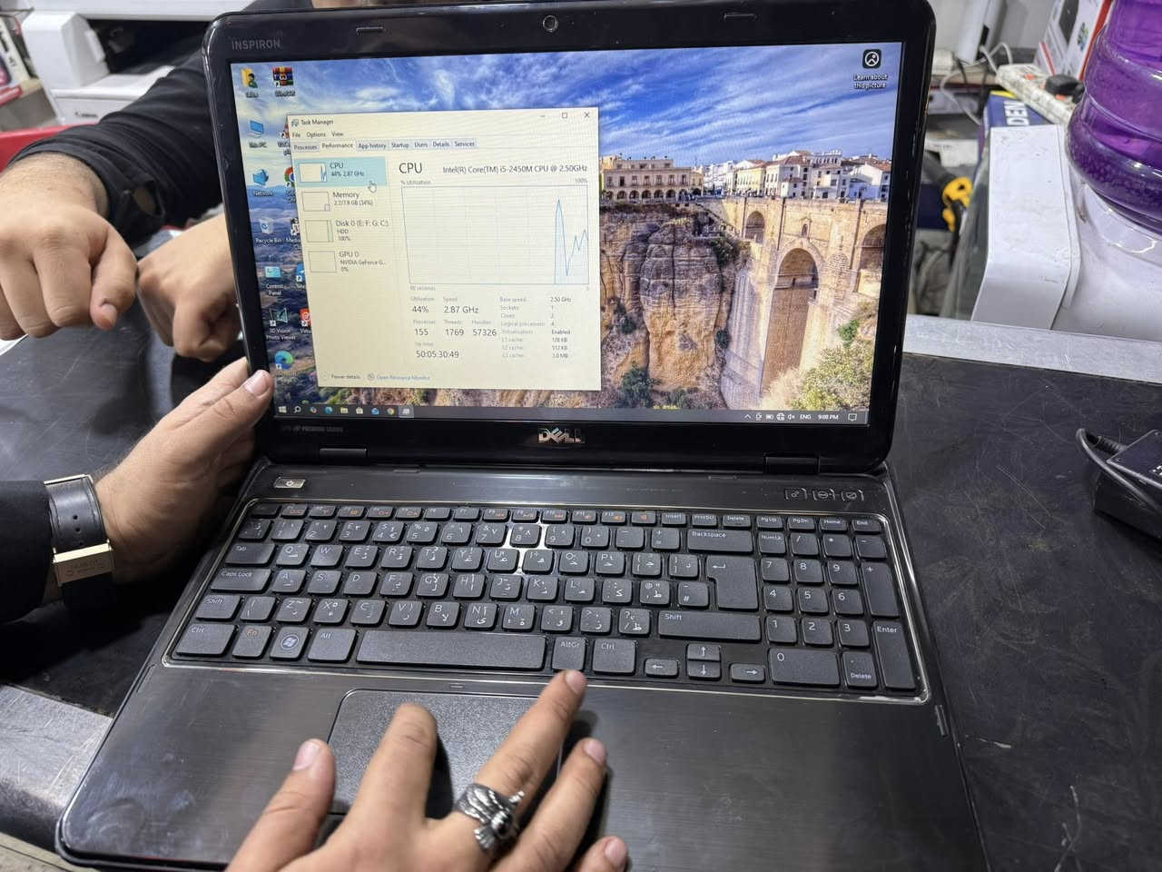 الابتوب دل للبيع هاي مواصفاته يستخدم للالعاب الخفيفه والتصفح والدراسه السعر 200 الف مكاني بغداد حي الاعلام ***********
