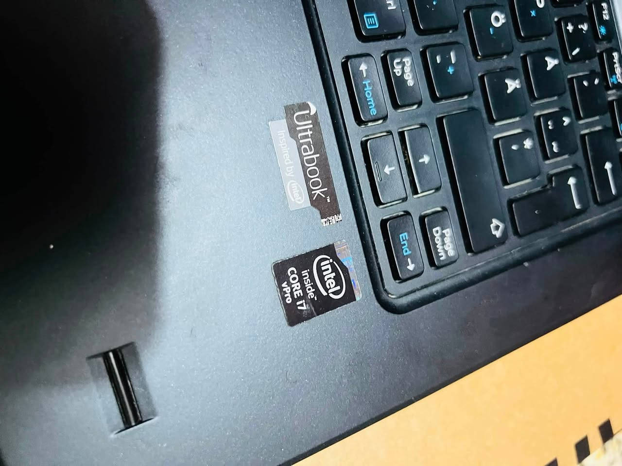 لابتوب Dell Latitude E7450 بحالة جيدة للبيع
للبيع لابتوب عملي وقوي من شركة Dell، فئة رجال الأعمال (Ultrabook)، الجهاز بحالة ممتازة ومناسب جداً للأعمال المكتبية، الدراسة، وتصفح الإنترنت.

المواصفات التقنية:

 الموديل: Dell Latitude E7450

 المعالج: Intel Core i7-5600U (بسرعة 2.60GHz)

 الرام: 16GB RAM (أداء سريع وممتاز لتعدد المهام)

 كرت الشاشة: يحتوي على كرتين:

 Intel HD Graphics 5500

 NVIDIA GeForce 840M (يساعد في المهام الرسومية الخفيفة)

 نظام التشغيل: Windows 10 Pro أصلي (64-bit)

 تصميم أنيق ونحيف (Ultrabook) سهل الحمل.

 لوحة مفاتيح مريحة جداً في الكتابة.

 منافذ متعددة (USB 3.0، HDMI، منفذ إيثرنت، منفذ صوت).

 الجهاز جاهز للعمل ولا يعاني من أي مشاكل تقنية (كما موضح في فحص DirectX).

 السعر المطلوب: [350.000] وبي مجال 

 للتواصل والاستفسار، يرجى مراسلتي على الخاص أو الاتصال على الرقم: [‭***********‬]

 الموقع: بغداد

يشغل العاب بكل سهوله 

ويشغل برامج ادوبي كلهن لحد اصدار 2024 

يحتاجلها فقط بطاريه 

ووياها شاحنه فقط
