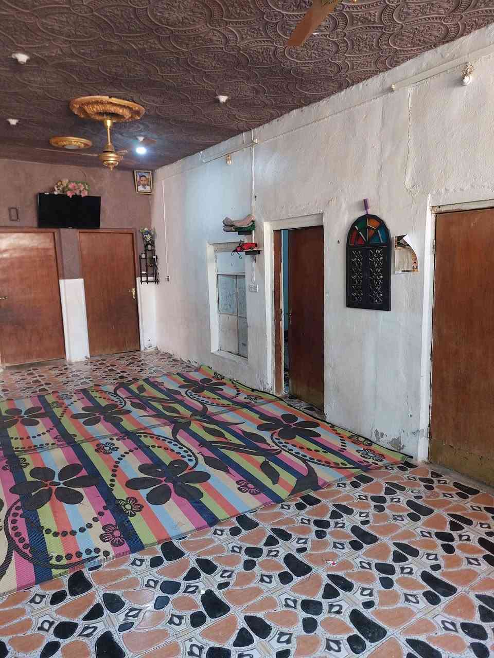 بيت للبيع طابو صرف مساحته ٢٤٠ متر بي اربع غرف ٦×٥ ومطبخ وصحيات داخليه وخارجيه وهول ٩ امتار وبراني ٨ امتار وكراج سياره وحديقه المكان قطاع عشره الشارع قريب على المدارس تبليط ومجاري  ***********
