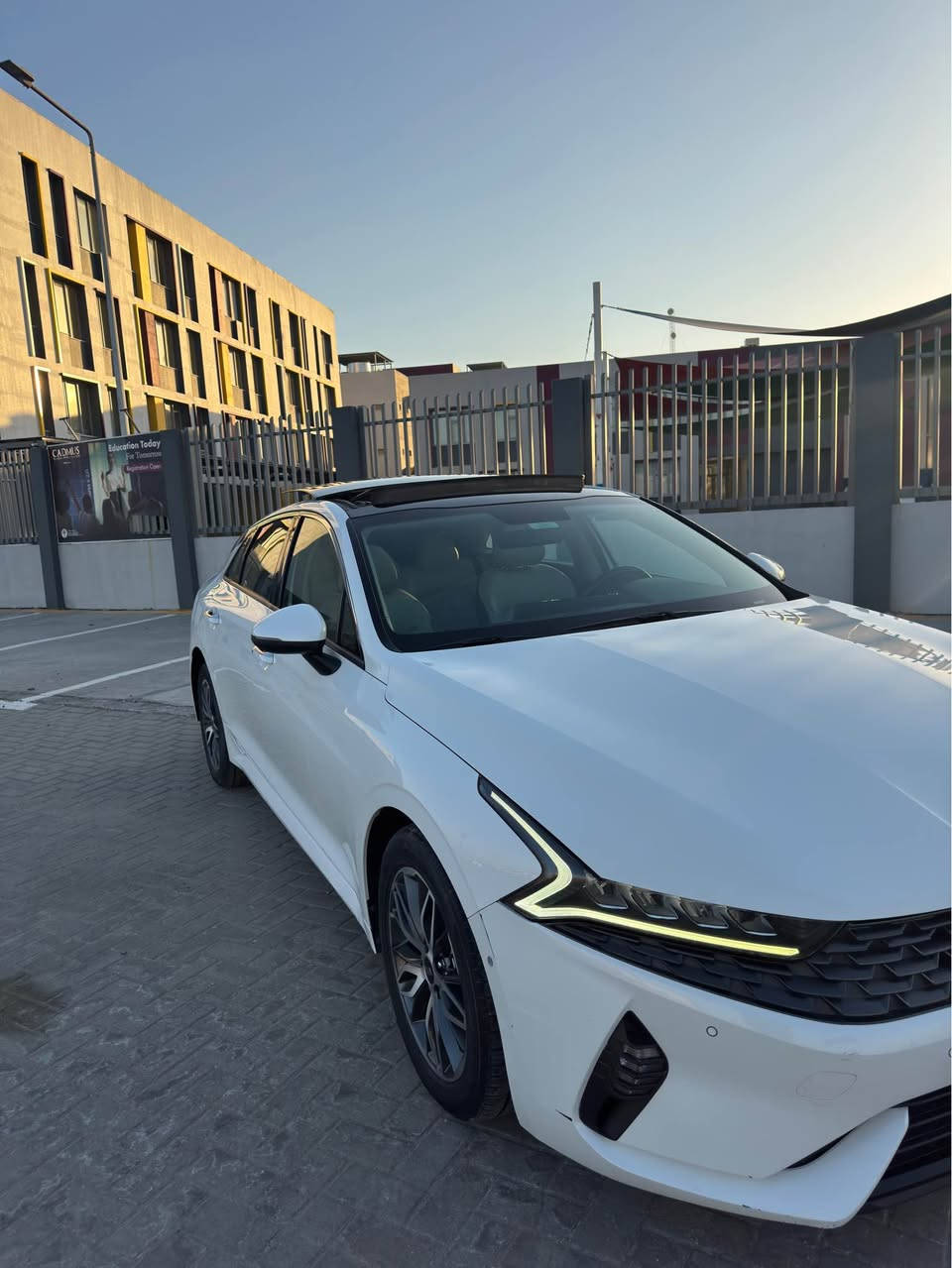 السلام عليكم 🌹
للبيع كيا K5 خليجي
ماشية (100) الف  
فول مواصفات سياره جديد
الموديل2021
رقم اربيل 
 بنيد صبغ قفط +باب العبري بيها بارد
المواصفات 
1- حجم المحرك ٤ سلندر 2000 دوش 
2- كامره
3- رادار خلفي + امامي 
4- رادار جانبي مانع اجتياز 
5- بصمة ابواب + تشغيل عن بعد 
6- زنون عالي ناصي 
8- مقاعد جلد اصلي مختوم جيتي لاين
9- اشاير بالمري 
10- مقعد السائق كهربائي 
11- هاند بريك بصمة 
13- شاشة كبيرةً مع كامرة دوارة 
14- ستي رياضي حرف D مختوم جيتي لاين
15- مثبت سرعة 
17 - شاشة كار بلاي واندرويد 
18- 5 وضعيات قيادة ايكو+ سبورت + سمارت + نورمل
19- فتح جنطة بصمة وعند الاقتراب 
ملاحظة مهمة // السيارة عليها ادامة كاملة + بلاكات وكالة + مجاول + هيدروليك القير 
السيارة تاخذها ماتصرف عليها ربع دينار ان شاءالله 
السيارة تاخذها مني شرط المكينة والكير 
رقم الهاتف //***********
السعر ((173)) وبيها مجال 
مكاني السيارة بصره البصرة, العراق
